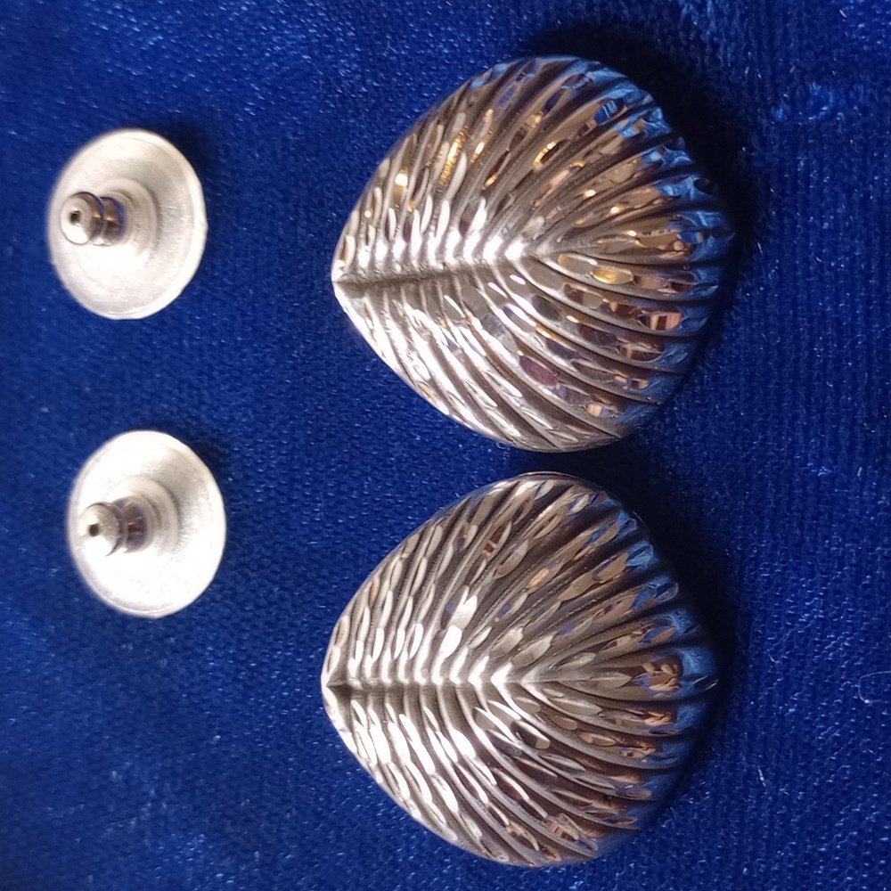 Silver Shell-Shaped Diamond Cut Stud Earrings - image 3